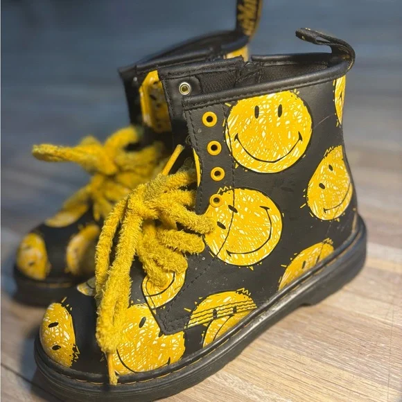 Dr. Martens JUNIOR 1460 SMILEY® HYDRO LEATHER LACE UP BOOTS display picture 1